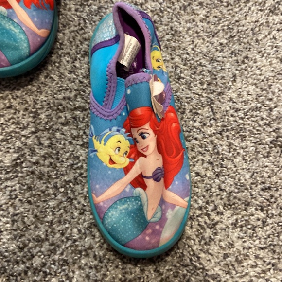 11–12 little girls,swim shoes-perfect for the lake/ ocean Disney little mermaid - Picture 9 of 13